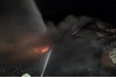 Mardin’de şarampole devrilen tırda çıkan yangın söndürüldü