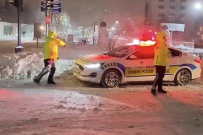 Mardin’de yürekleri ısıtan görüntüler: Polis ve çocukların kar topu savaşı kamerada