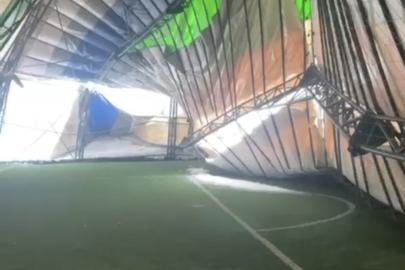 Mardin’nde yoğun kar nedeniyle kapalı halı sahanın çatısı çöktü