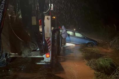 Marmaris’i sağanak yağış vurdu, araçlar suda mahsur kaldı
