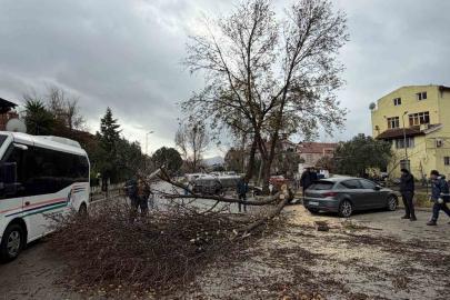 Marmaris’te şiddetli fırtına etkisini sürdürüyor