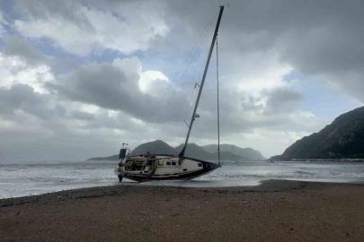 Marmaris’te şiddetli fırtına ve sağanak yağış etkili oluyor