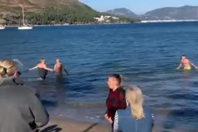 Marmaris’te yaşayan yerleşik yabancılar 2026’yı denize girerek karşıladı