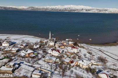 Mavinin ve beyazın buluştuğu köy, eşsiz manzaralar oluşturdu