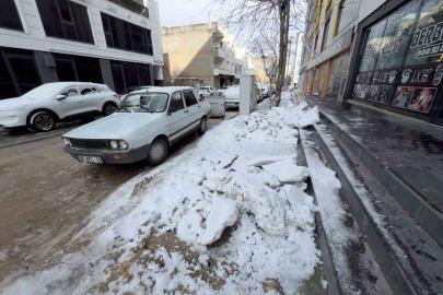 Mazıdağı’nda kar yağışının üzerinden 15 gün geçti, kaldırımlar hala temizlenmedi