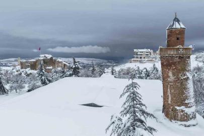 Medeniyetlerin beşiği Harput beyaza büründü, kartpostallık görüntüler oluştu