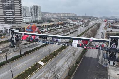 Menderes Bulvarındaki modern yaya üst geçidi açılıyor