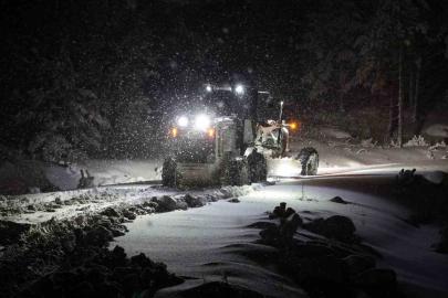 Menteşe Belediyesi ekipleri gece boyunca kar ile mücadele etti