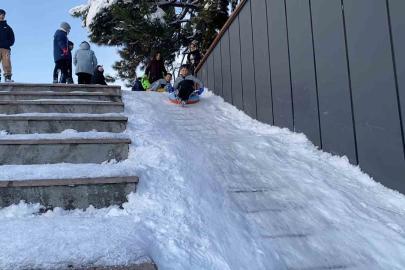 Merdiven değil kayak pisti: Bolulu miniklerin kayak eğlencesi