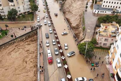 Mersin’de ekipler sel mesaisinde