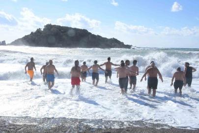 Mersin’de gelenek bozulmadı, yeni yılın ilk gününde denize girdiler
