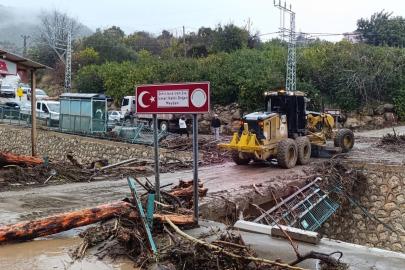 Mersin’de selin izleri silinmeye çalışılıyor