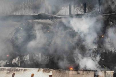 Mersin’deki plastik ham madde deposunda çıkan yangın kontrol altına alındı