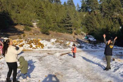 Mersinliler hafta sonu kar yağan yaylalara akın etti