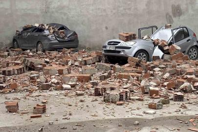 Metruk binanın çatı duvarı otoparka devrildi, 6 araçta hasar oluştu