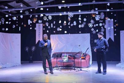 Milletvekili oğluyla aynı sahnede şiir okudu