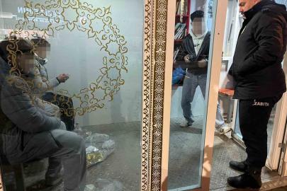 Minibüs durağını kirleten gençler hatalarını anlayınca yerleri temizlediler