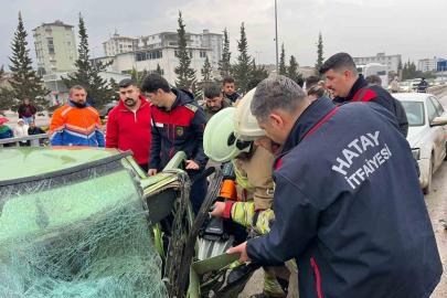 Minibüsle çarpışan otomobil hurdaya döndü: 1’i ağır 5 yaralı