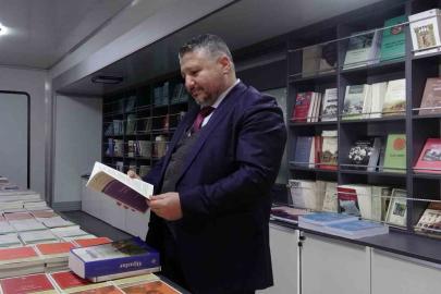 Mobil kitap mağazasına vatandaşlardan yoğun ilgi