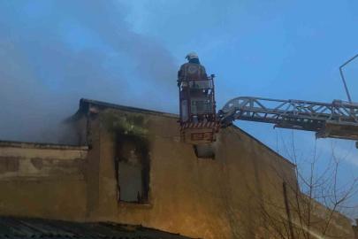 Mobilya atölyesinde çıkan yangında maddi hasar oluştu