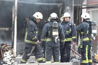 Mobilya imalathanesindeki yangında 3 kişi dumandan etkilendi