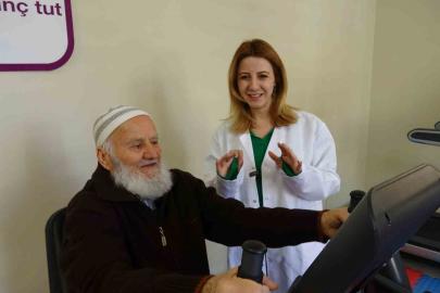 Moral Evi’nin renkli kişiliği çevresine neşe saçıyor