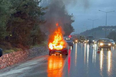 Motor arızası veren otomobil alev alev yandı