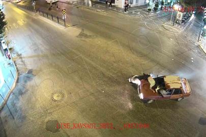 Motosikletli kaputa yapıştı, otomobil motosikletlinin üstünden geçti