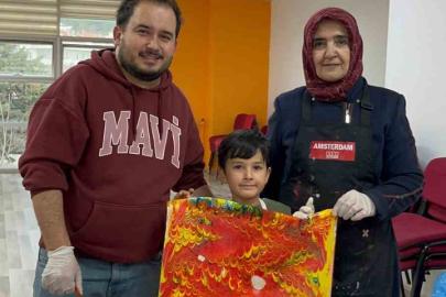 Muğla’da aileler ve çocuklar ebru sanatıyla renklerin yolculuğuna çıktı