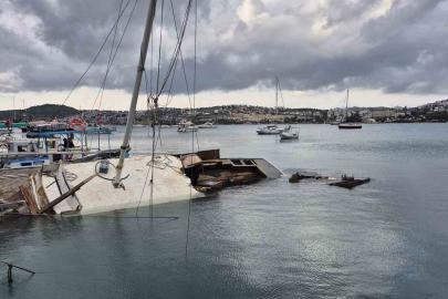 Muğla’da kuvvetli rüzgar tekne batırdı