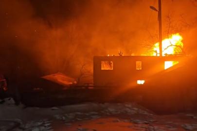 Muhtara ait iki katlı ev alevlere teslim oldu