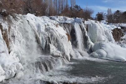Muradiye Şelalesi beyaz gelinliğini giydi
