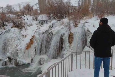 Muradiye Şelalesi eksi 12 derecede buz tuttu