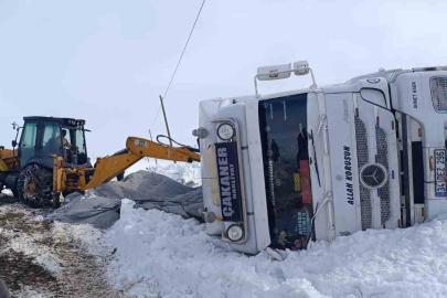 Muradiye’de gizli buzlanmadan dolayı tır devrildi