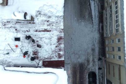 Muş’ta çatı temizleyen işçilerin zorlu mesaisi