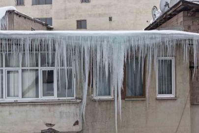 Muş’ta çatılarda oluşan dev buz sarkıtları tehlike saçıyor