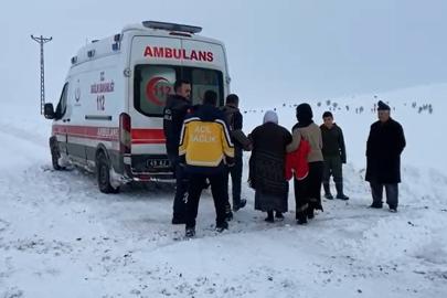 Muş’ta hasta, ambulansa iş makinesiyle ulaştırıldı