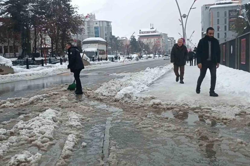 Muş’ta polisten örnek davranış: Su dolan caddeyi kürekle temizledi