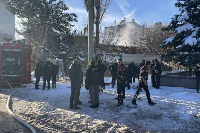 Müstakil evde yangın çıktı, mahsur kalan yaşlı adamı itfaiye kurtardı