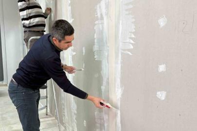 MYO müdürü okuldaki tadilat işlerini kendi elleriyle yapıyor