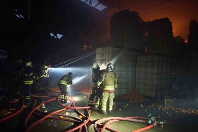 Narenciye paketleme fabrikası alevlere teslim oldu: 60 işçi tahliye edildi, 1 işçi öldü