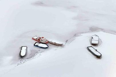 Nazik Gölü tamamen dondu