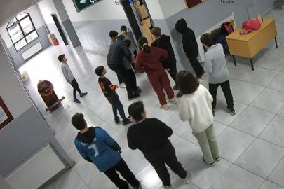 Nefes borusuna ekmek kaçan öğrencisini heimlich manevrasıyla kurtardı