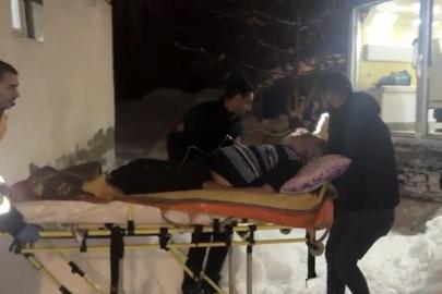 Nefes darlığı yaşayan hasta karla kaplı köyden paletli ambulansla kurtarıldı