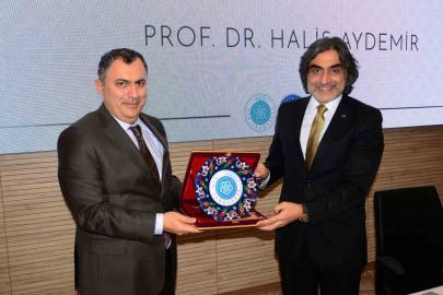 NEÜ’de "Modern Dünyada Duruş Sahibi Olmak" konuşuldu