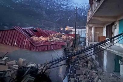 Niğde’de şiddetli rüzgar nedeniyle minare yıkıldı, çatılar uçtu