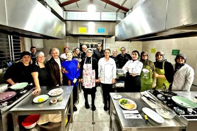 Ödüllü şef, Çeşme’de yeni aşçılar yetiştiriyor