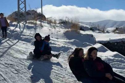 Öğretmen ve öğrencilerden kızak keyfi