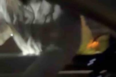 Önce araca saldırdı, ardından araçtakileri bıçakladı... O anlar kamerada