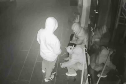 Önce sigara içtiler, sonra sakin sakin dükkanı soydular